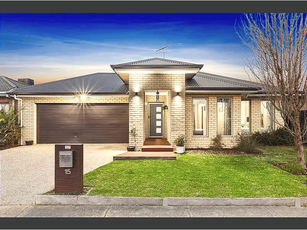 Armstrong Creek Spacious and Stylish 4-Bedroom Family Home in Prime Armstrong Creek Location!