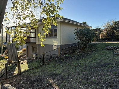 Sunny, cosy living with beautiful Roxburgh views.