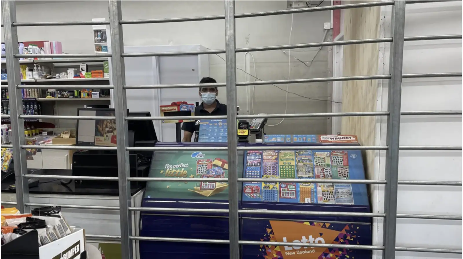 暴力抢劫事件频发，奥克兰一家便利店被迫装上金属“笼子”