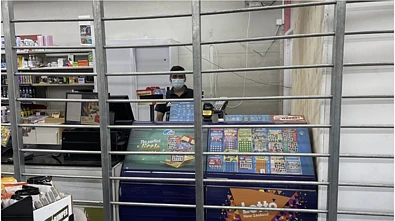 暴力抢劫事件频发，奥克兰一家便利店被迫装上金属“笼子”