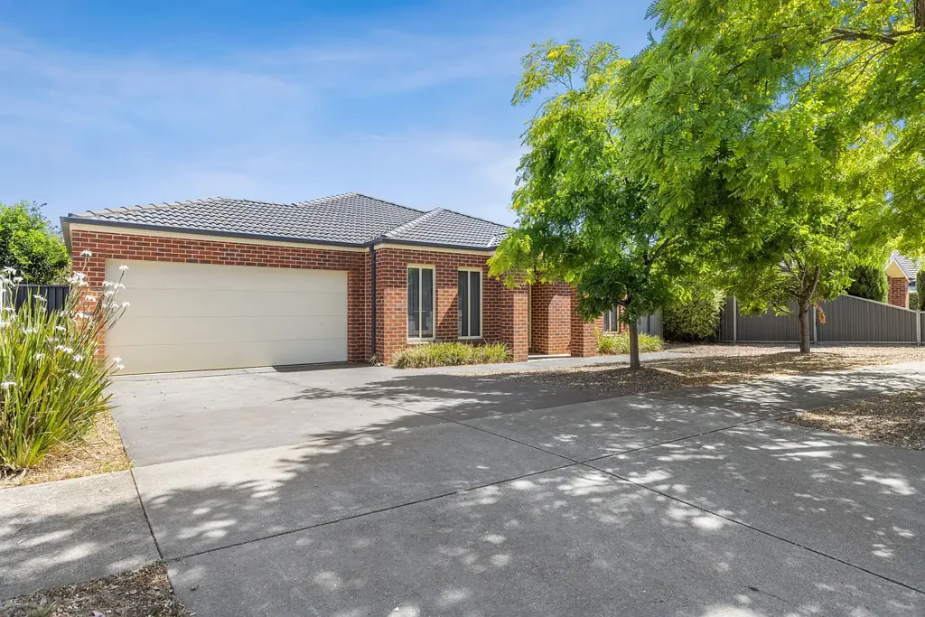 Spacious Family Home in Sought-After Alfredton