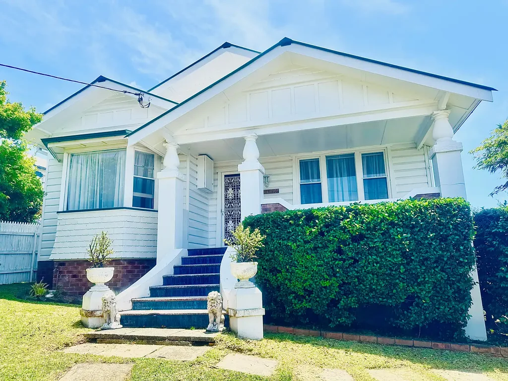 Sweeping District & Ocean Views - Lawn & Garden Maintenance Included