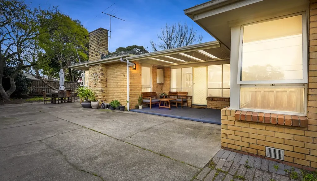 Dingley Village 3Moenga The Brief:
Approved Plans & Permits on Prime Corner Site with Street Frontage