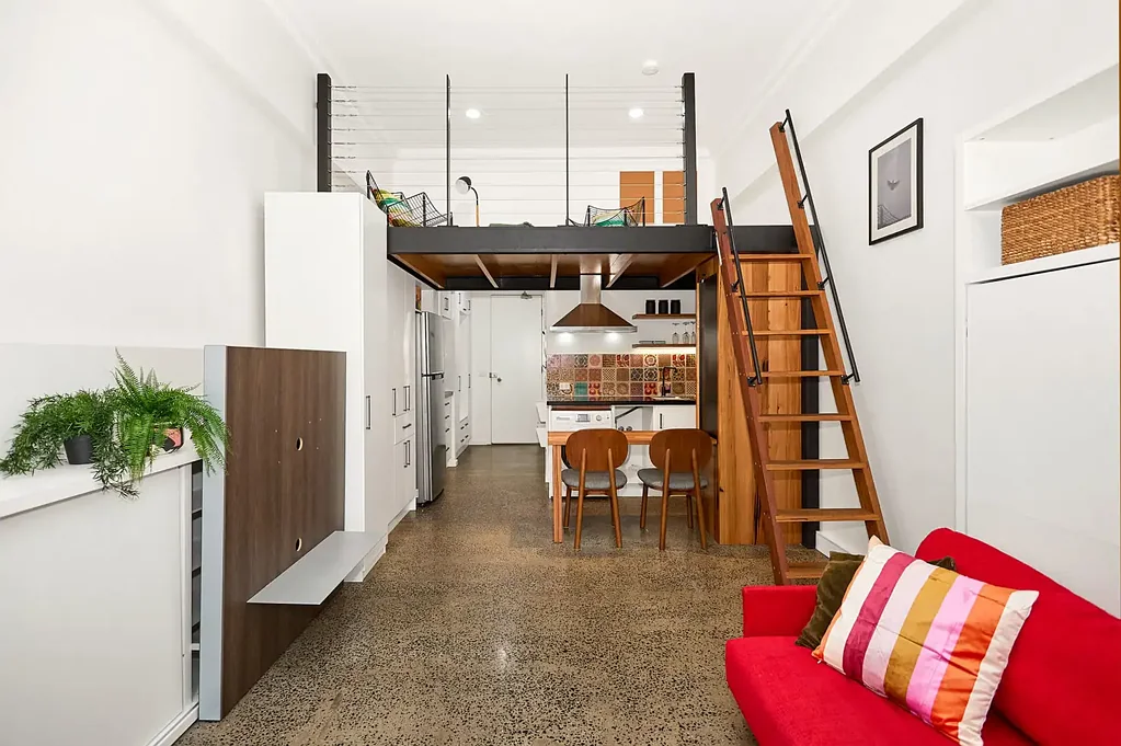 Carlton 1 Bedroom Unique Studio Apartment with Park Frontage