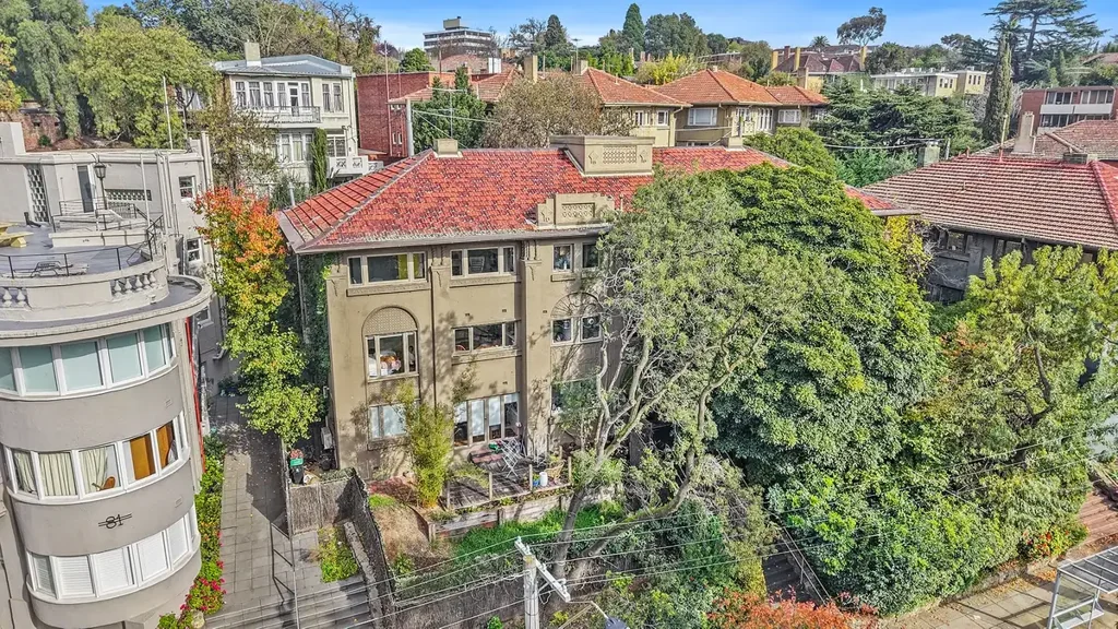 South Yarra 2房 装饰艺术风格 开放式厨房 宽敞主卧 社区洗衣 安全入口 顶层位置 靠近交通 植物园步道 ART DECO APARTMENT READY FOR RENOVATION