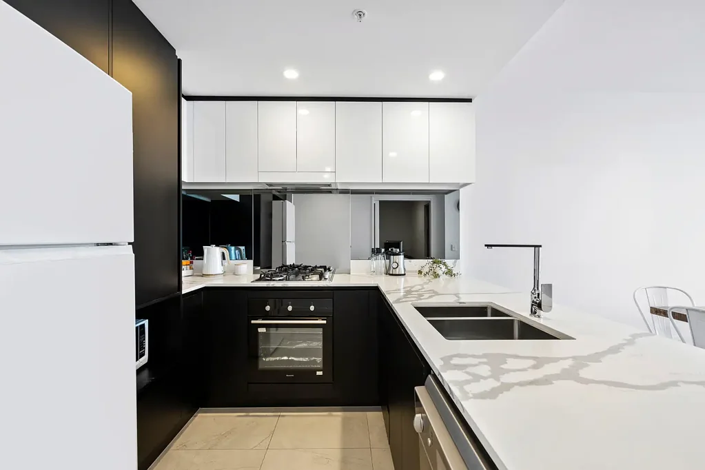 Biggera Waters 2બેડરૂમ Luxury Waterfront Living in Waterpoint Residences – Tenanted Investment Opportunity
