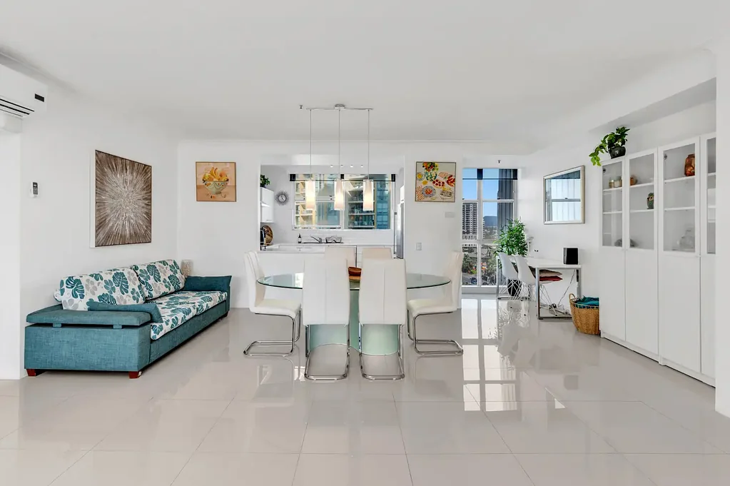 Surfers Paradise 2房  Light, Bright & Spacious!  Flow Through Breezes