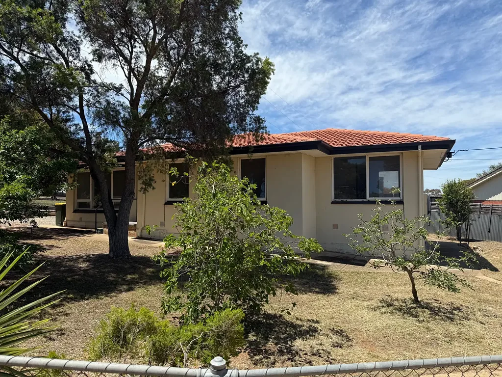 Mannum 3部屋 Affordable quality family home. Large deck, large master bedroom, corner block in a peaceful part of Mannum.