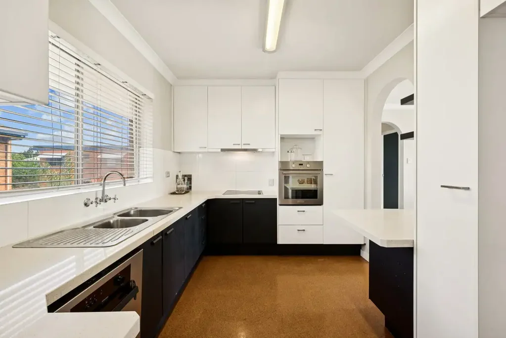 Clayfield 3 Bedroom Beautiful top floor apartment in prestigious Clayfield