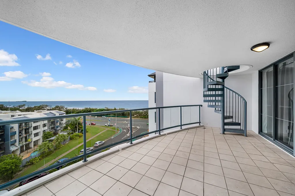 Beachside Living at Its Best - Prime Alexandra Headland Location