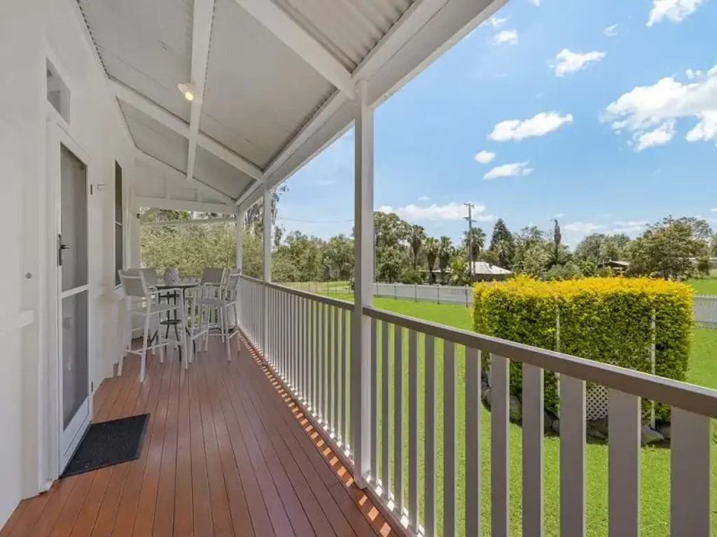 Nanango 3房 5英亩全围栏地块 精美两卧住宅 巨大17x21米Shed 独立Granny Flat 双车库 现代厨房洗碗机 空调壁炉 水箱灰水系统 Immaculate Rural Retreat on 5 Acres – Home, Granny Flat & Massive Shed