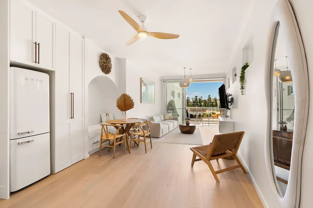 Fully furnished 2 beds with water views and access to Manly beach