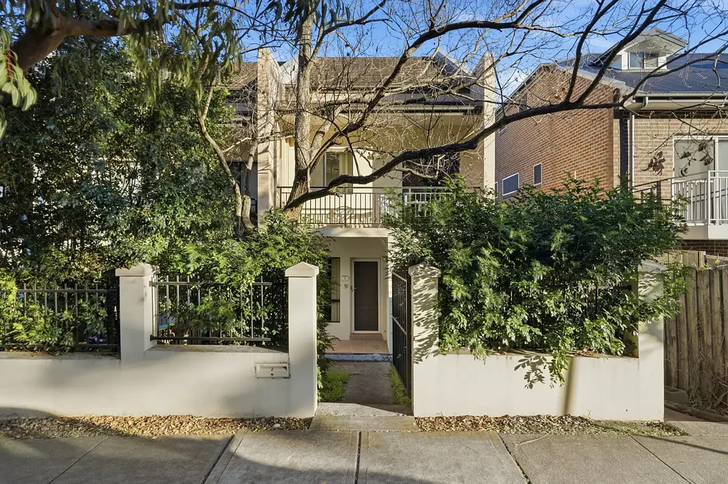 Rosehill 3બેડરૂમ Exceptional Space, Comfort and Convenience with Dual Garages in a Prime Rosehill Location