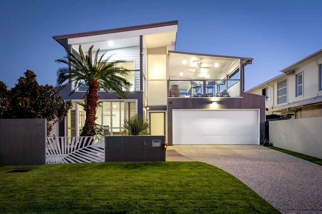 Pelican Waters 4ห้องนอน MODERN WATERFRONT LIVING WITH EXCEPTIONAL SPACE, STYLE & LONG WATER VIEWS
