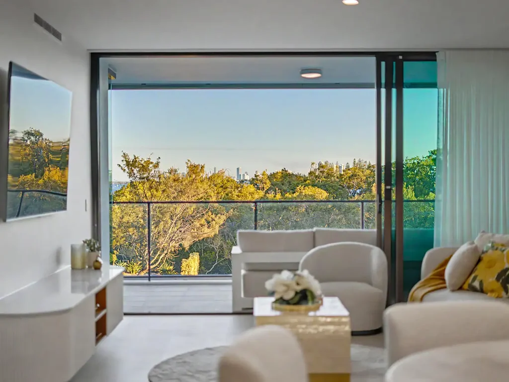 Paradise Point 2房  A Completely Renovated Sanctuary of Luxury and Style with Surfers Paradise views!
