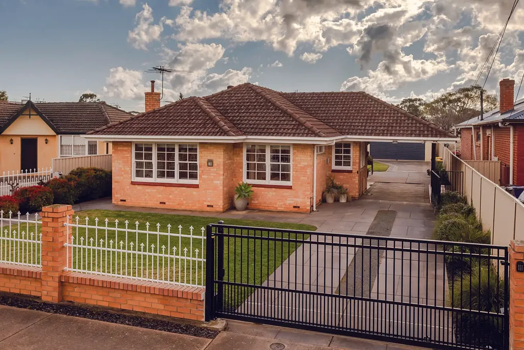 Woodville 4房  A 1960's Classic Recharged With Solar, Battery & Serious Garage Capacity