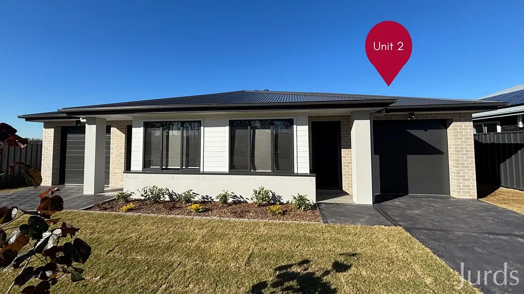 MODERN DUPLEX IN VINEYARD GROVE