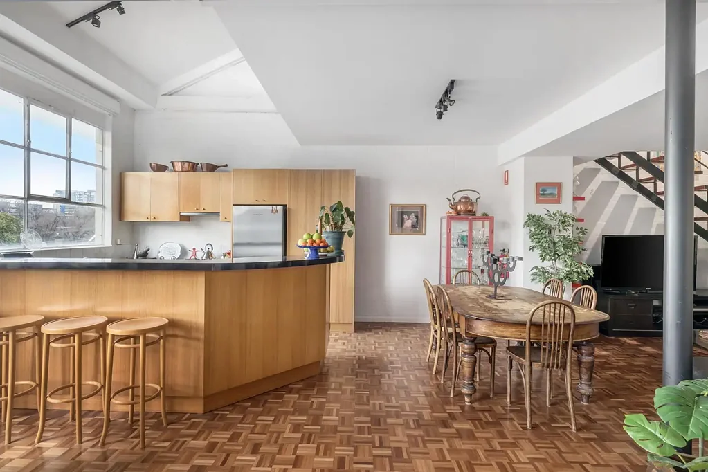 Warehouse Conversion – Panoramic City Views