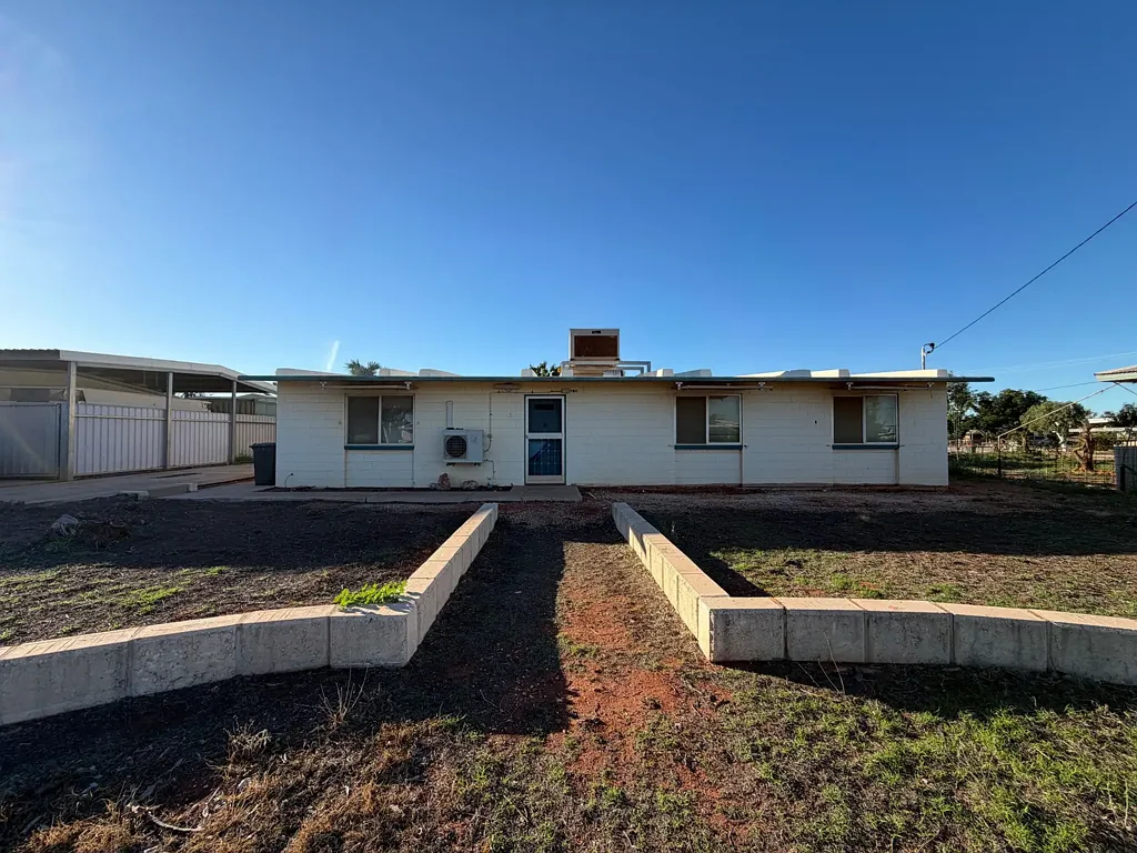 Exmouth 4房  Rare 4 Bedroom Block Home Ready for Renovation