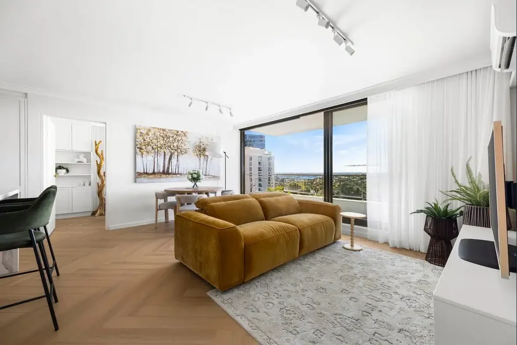 Bondi Junction 3房 安静绿洲 东北朝向 人字拼地板 港口景观 阳台观景 Calacatta石材厨房 主套房浴缸 停车库近Westfield Sunlit Designer Apartment with Panoramic Harbour Views