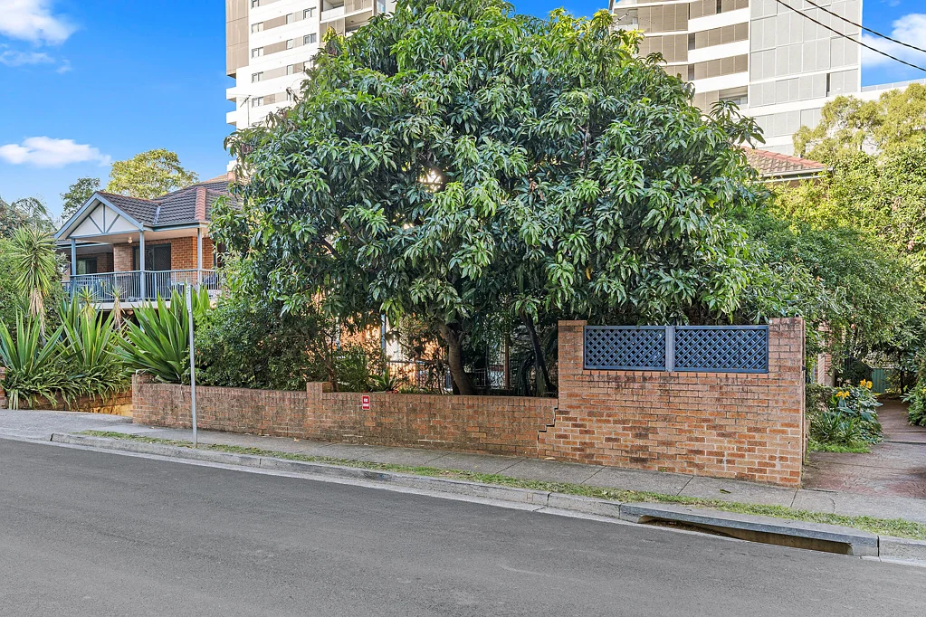 Burwood 2chambre Walk to Station and shops, Boutique complex with huge future potential