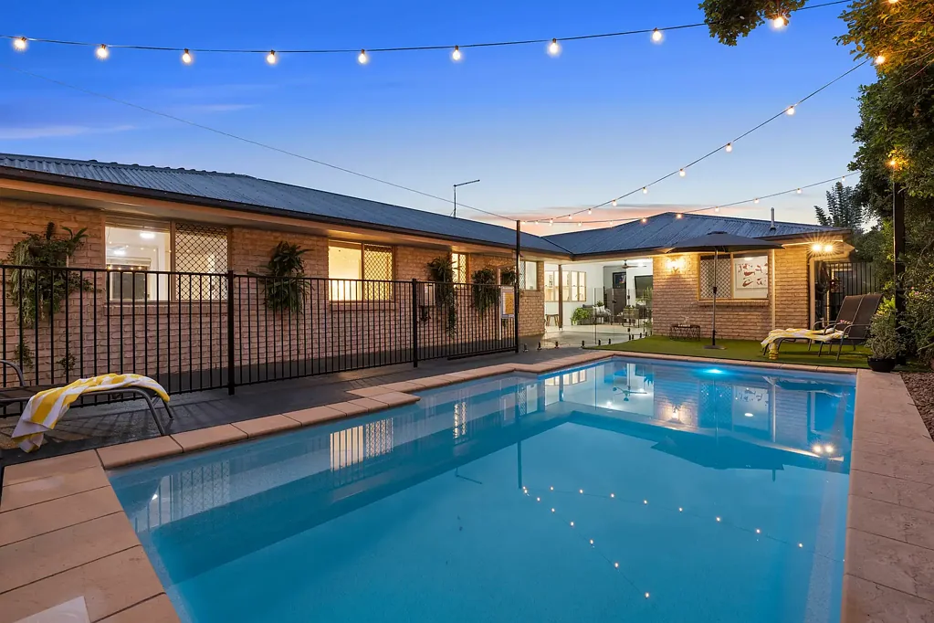 Warner 5 Slaapkamer Private Cul-de-Sac Oasis with large master bedroom, separate home office, gym and workshop, ducted air-conditioning and plenty of grassy yard.