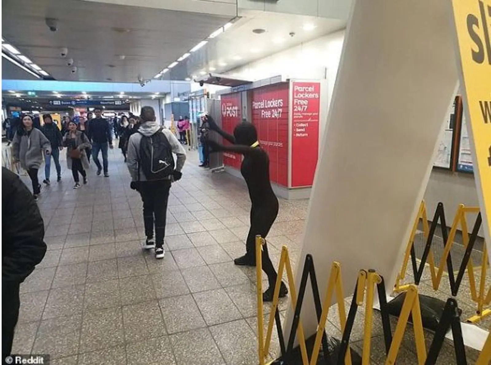 悉尼多地火车站惊现“黑衣人”，疯狂扭动吓坏乘客！