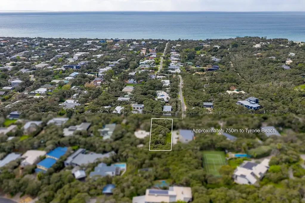 Rye 略大于四分之一英亩地块 朝北设计 750米抵海岸 白沙岬观景点 建筑空白画布 TYRONE TREASURE.