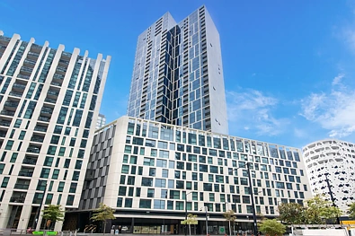 Docklands 3 Bedroom Sky-High Luxury with Iconic City & Waterfront Views