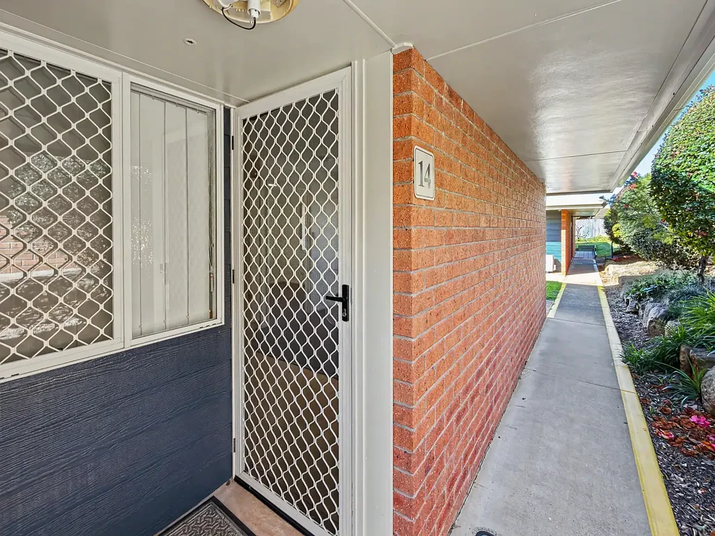 LOW-MAINTENANCE LIVING IN OVER 55S VILLAGE IN OXFORD CREST