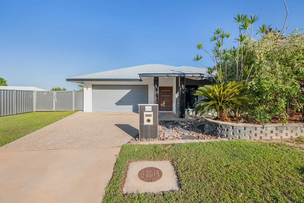 Johnston 4chambre Modern Family Living with Space, Style & a Poolside Retreat!