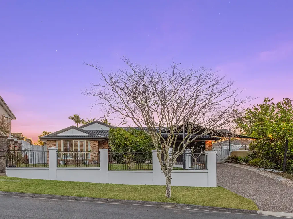 Riverhills 4房  Spacious Family Entertainer with Fresh Updates and Poolside Living