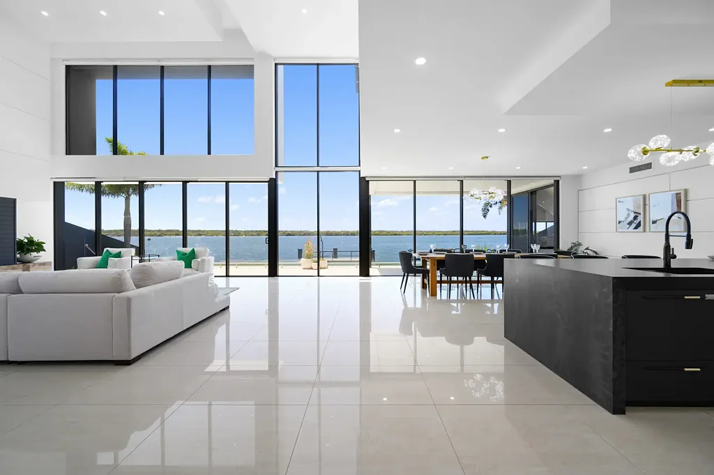 Paradise Point 5房  Quality Construction with Suspended Concrete Slab - East Facing to Broadwater