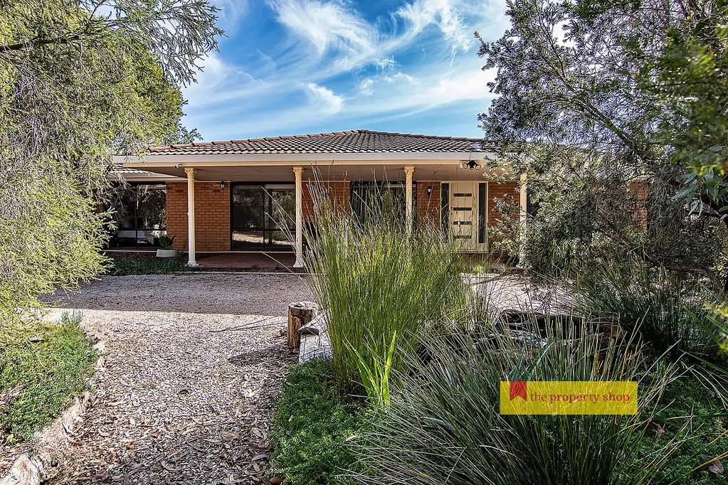 Mudgee 4 Bedroom ELEGANT FAMILY LIVING IN LEAFY EAST MUDGEE