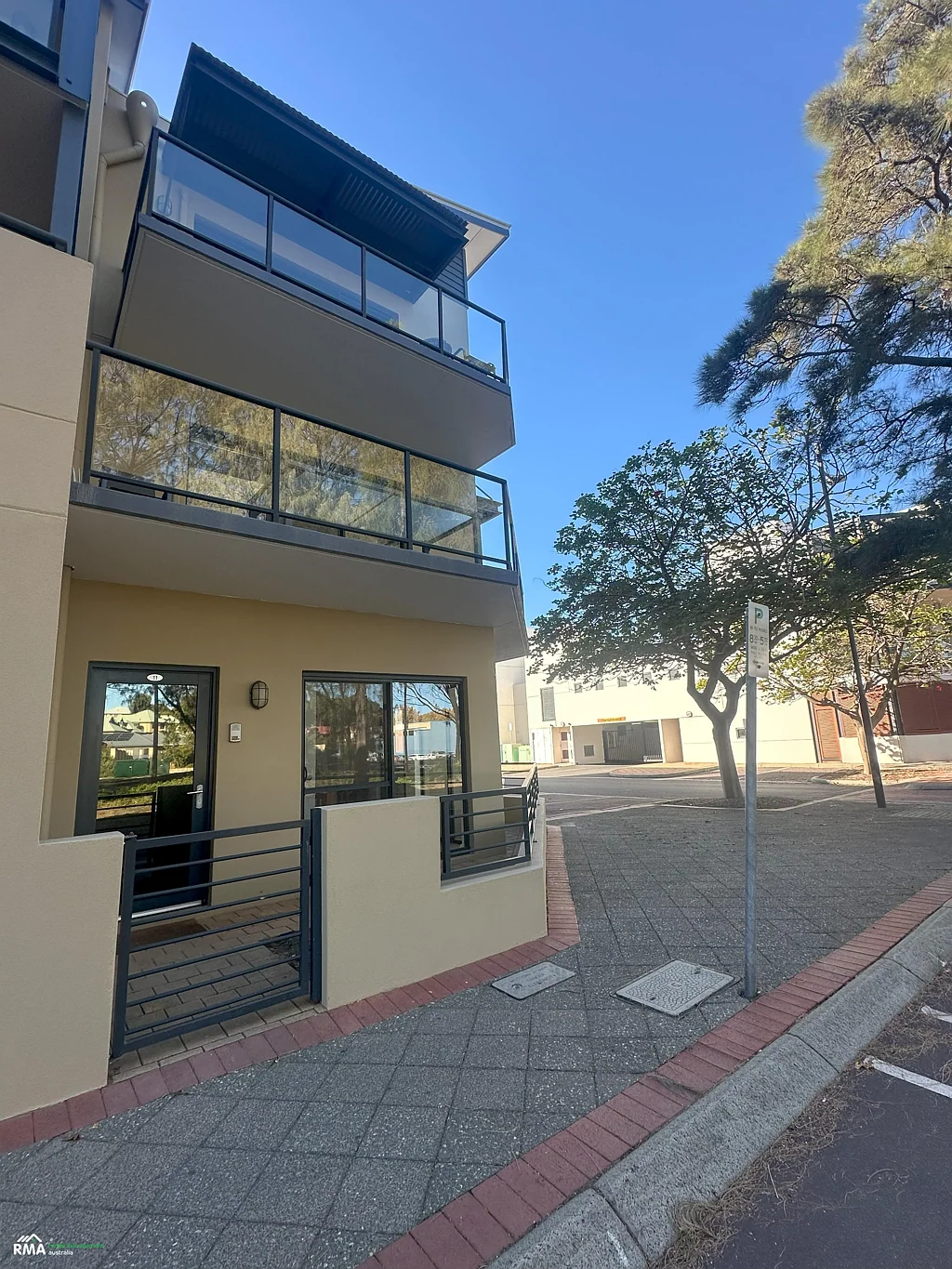 EXCLUSIVE - FURNISHED & RENOVATED TOWNHOUSE