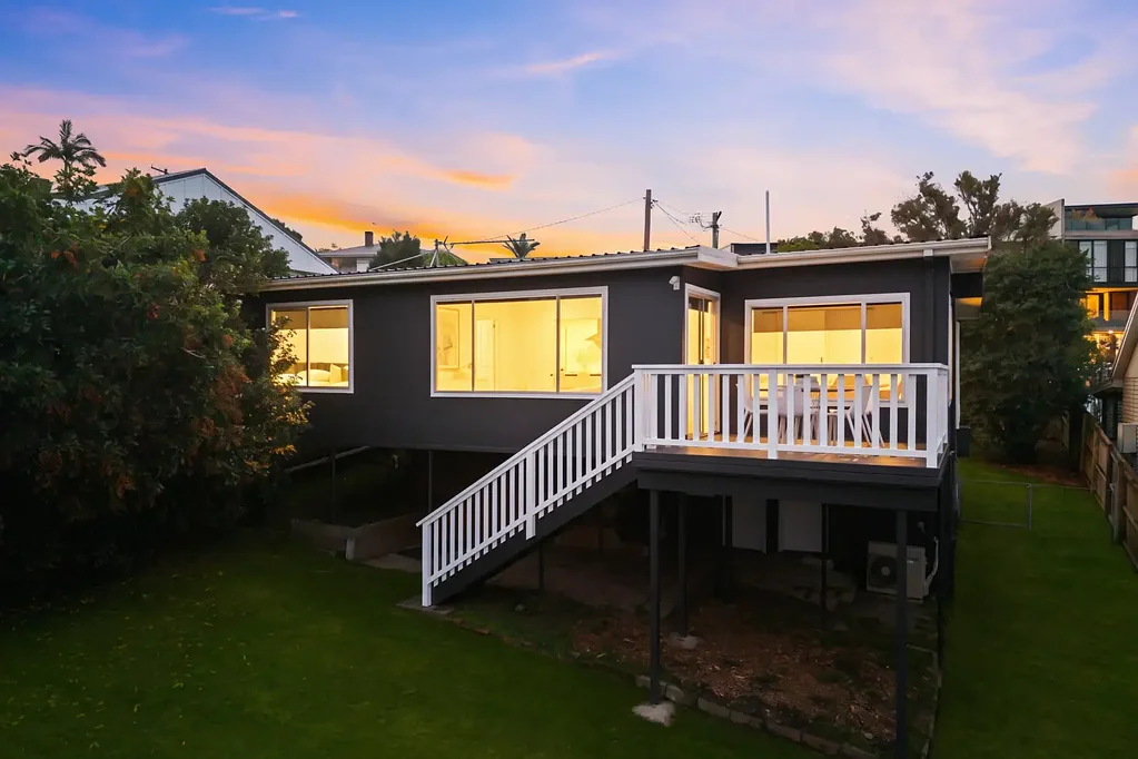 Wamberal 4Zimmer Charming Coastal Cottage with Ocean Views & CDC-Approved Duplex Potential