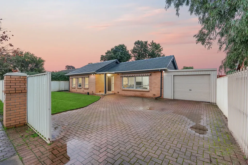 Parafield Gardens 3部屋 Solid Foundations, Family Scale & Room to Move.