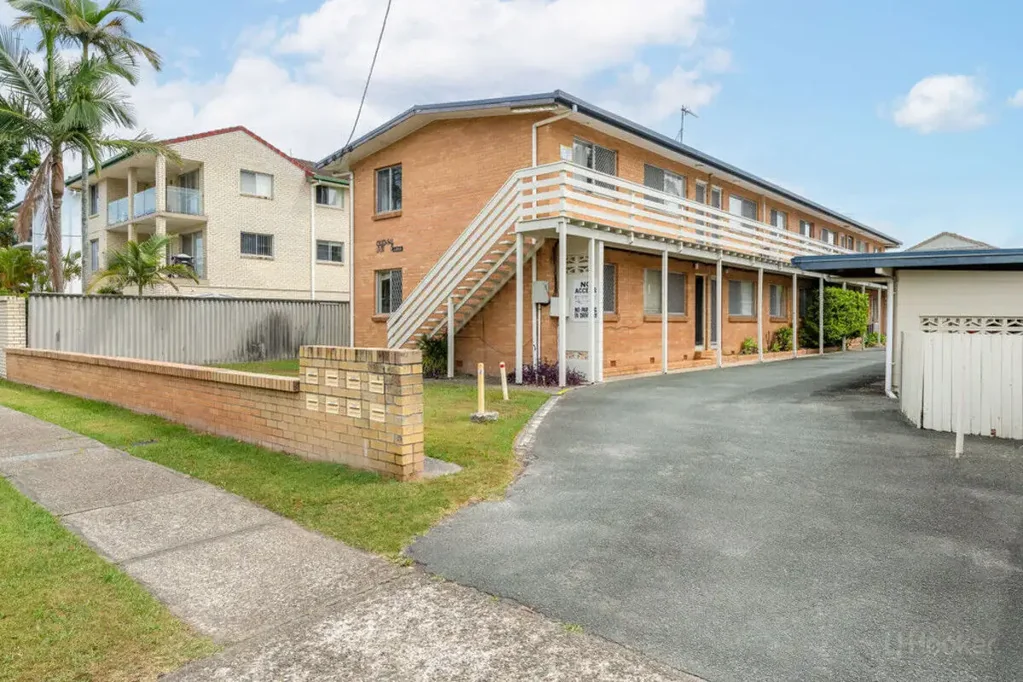 Biggera Waters 2Zimmer Vacant and Ready Entry-Level Gem or Smart Investment in Prime Biggera Waters!