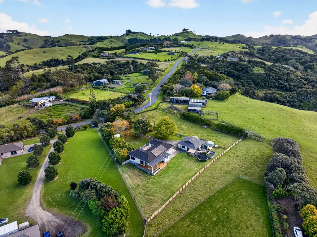 Helensville 4 Bedroom Modern Lifestyle, Views, Easy-Care Level Property