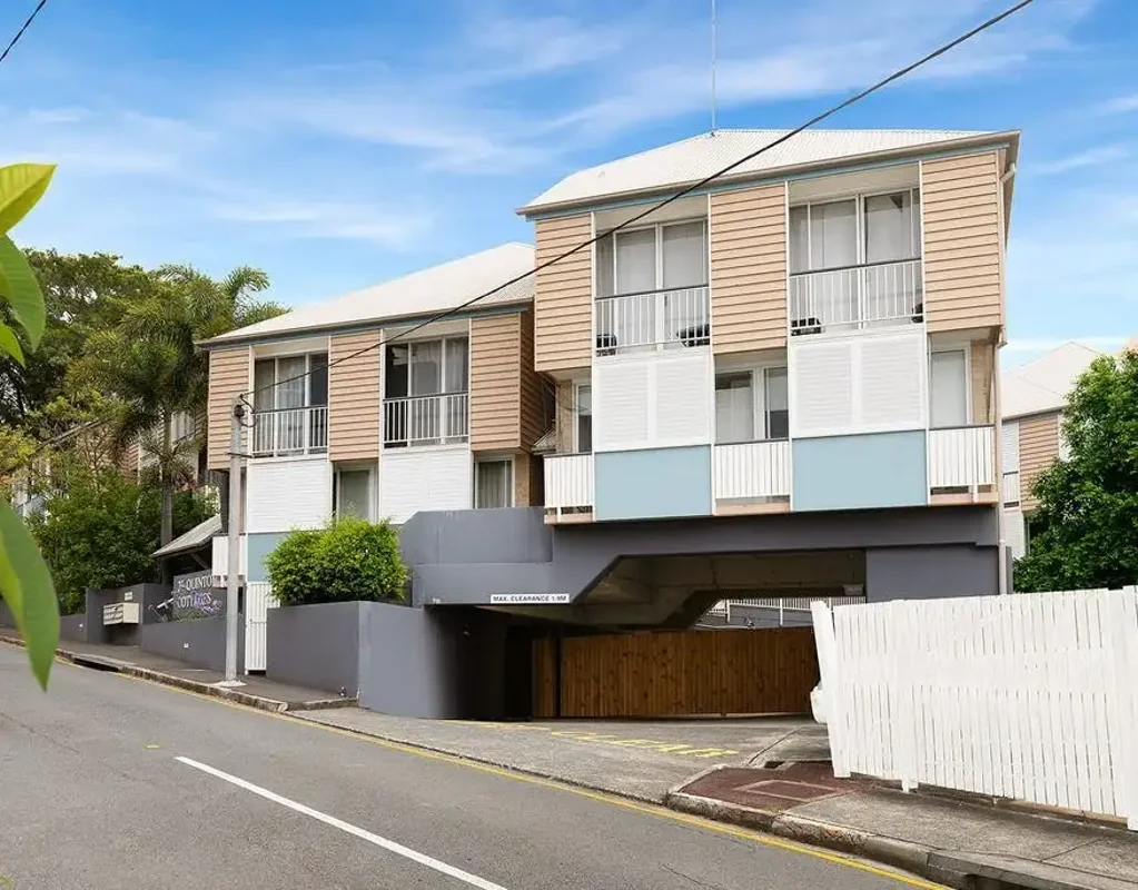 Bright & Breezy 2-Bedroom Unit in Prime Kangaroo Point Location