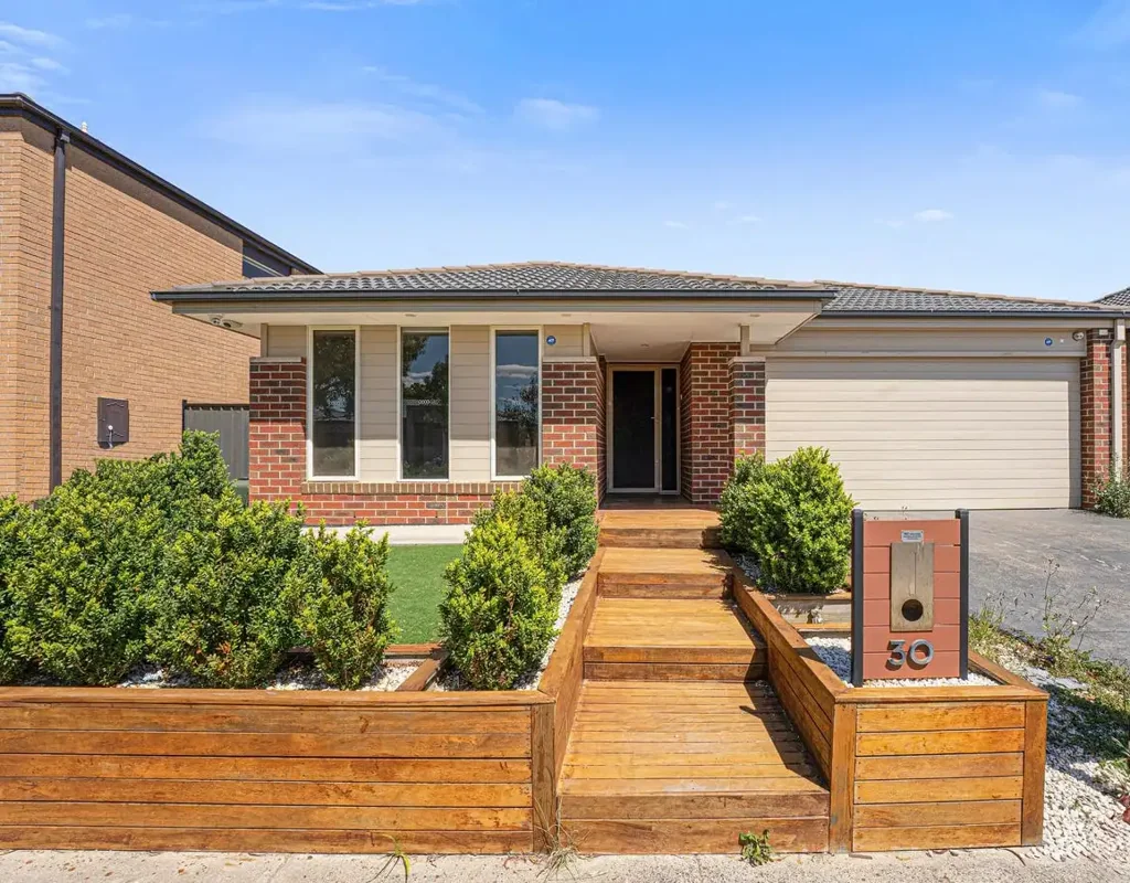 Spacious Family Living in Featherbrook Estate! APPLICATIONS