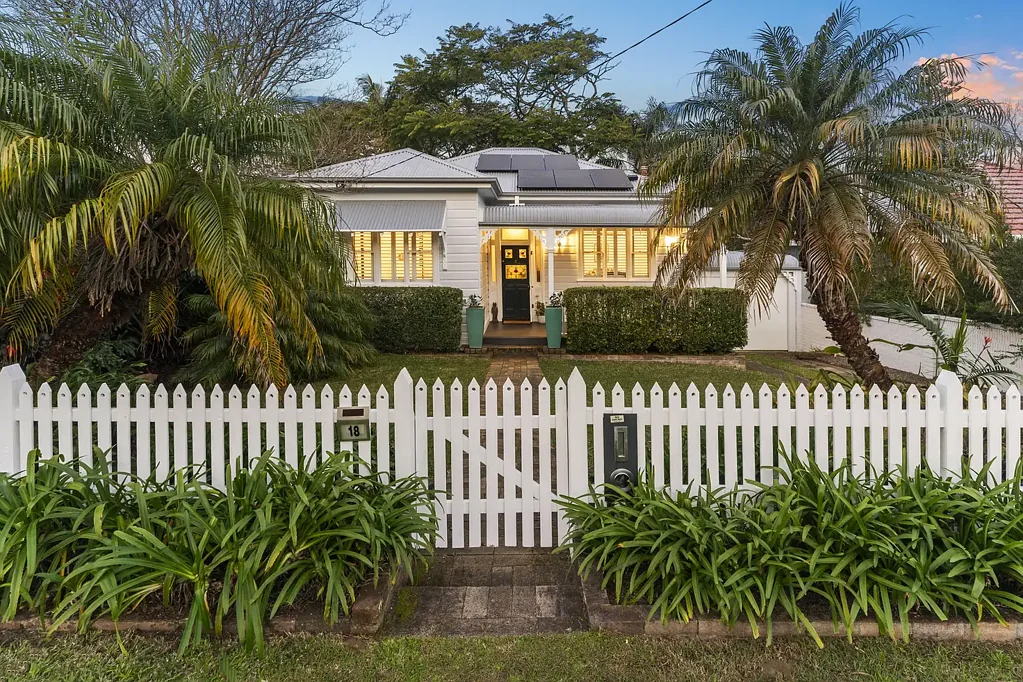 Gymea 4Phòng ngủ Beautifully Renovated with Timeless Charm