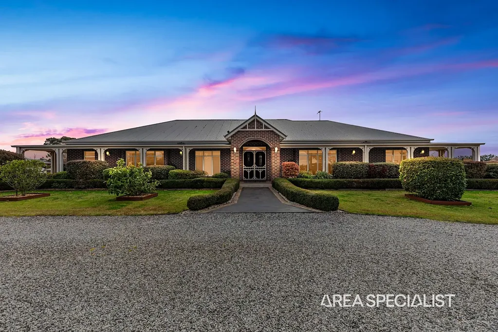 Koo Wee Rup 4房  The Brief: Grand Family Living on 3,524m² – Quality, Space & Versatility!