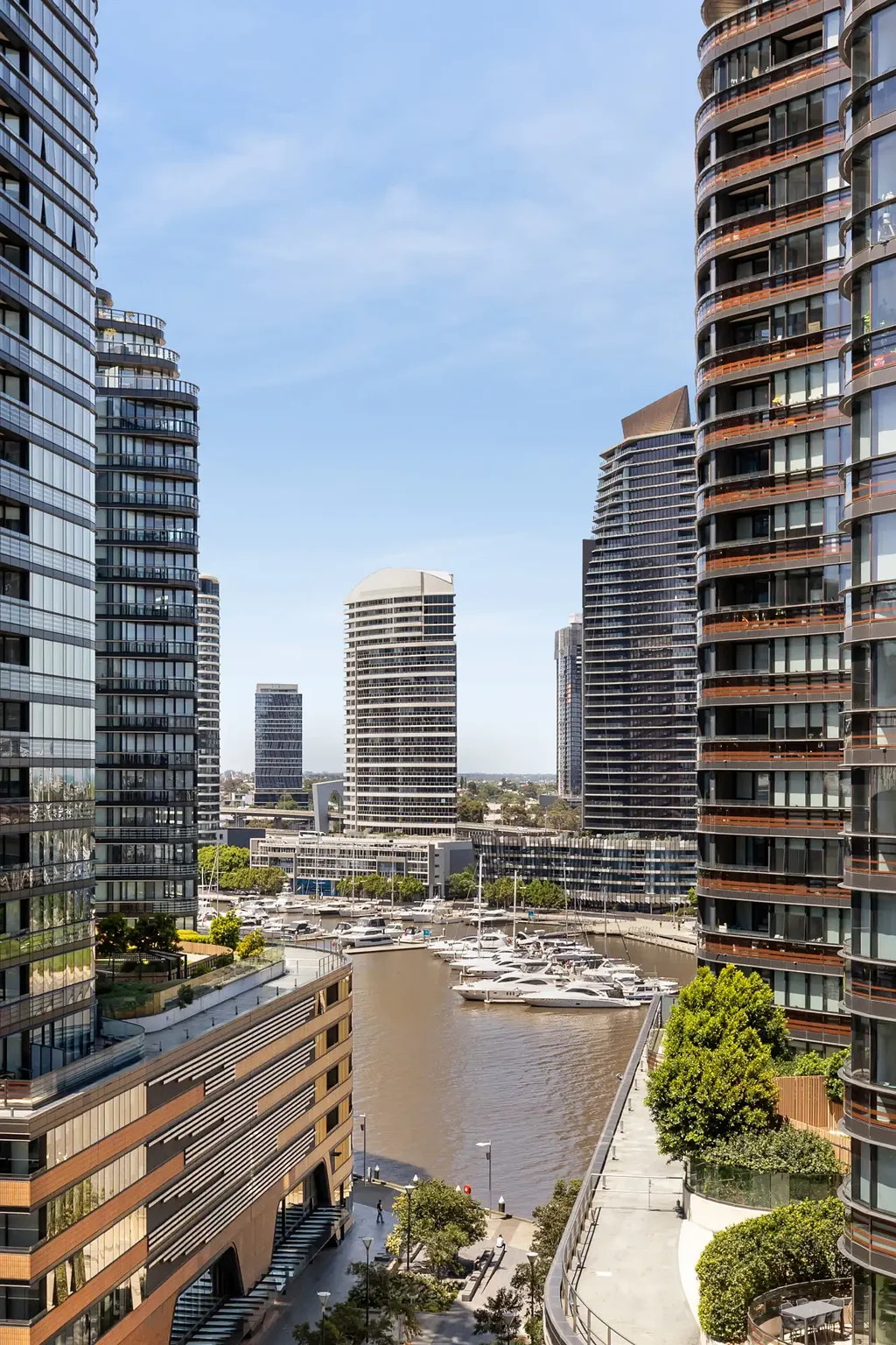 Docklands 1Moenga Cosmopolitan allure, Framed by Breathtaking Harbour Views