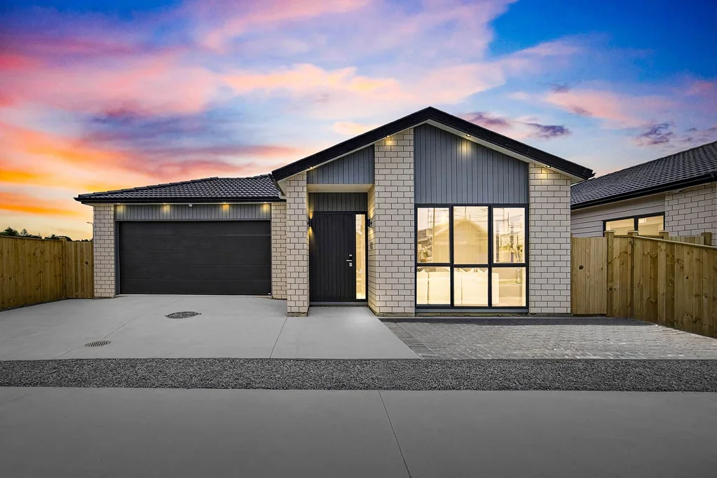 Opaheke 4房  Single Level Brick,Tile & Weatherboard Family Home