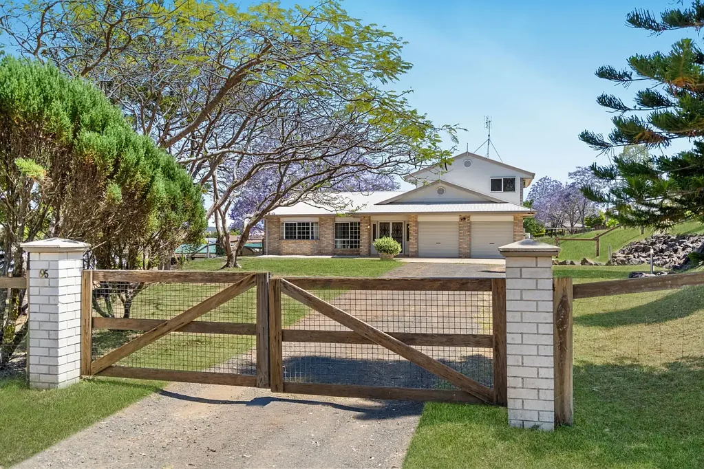 Fernvale 4Kwarto YOUR FAMILY OASIS AWAITS - POOL - HILLTOP 4000M2 BLOCK - REAR STREET ACCESS