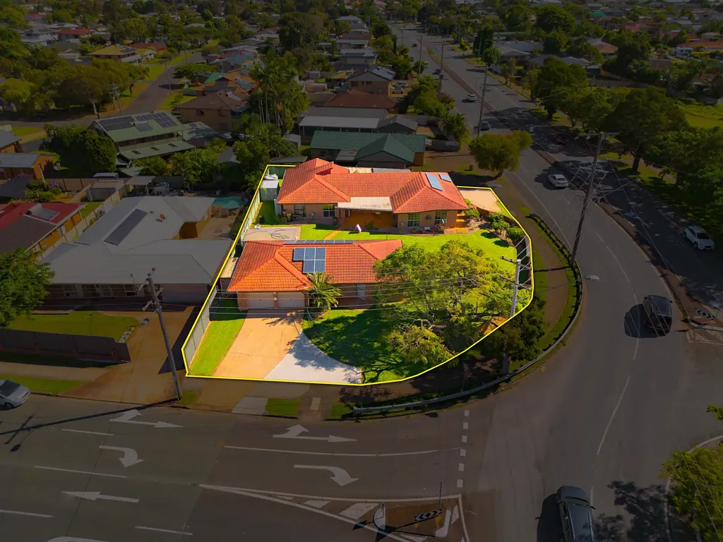Kallangur 6 Bedroom Live in Well Designed Spacious family home. Operate your Business from Second Premises.