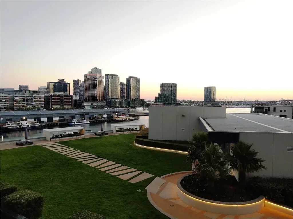 New Quay Promenade - Stylish Docklands Living!