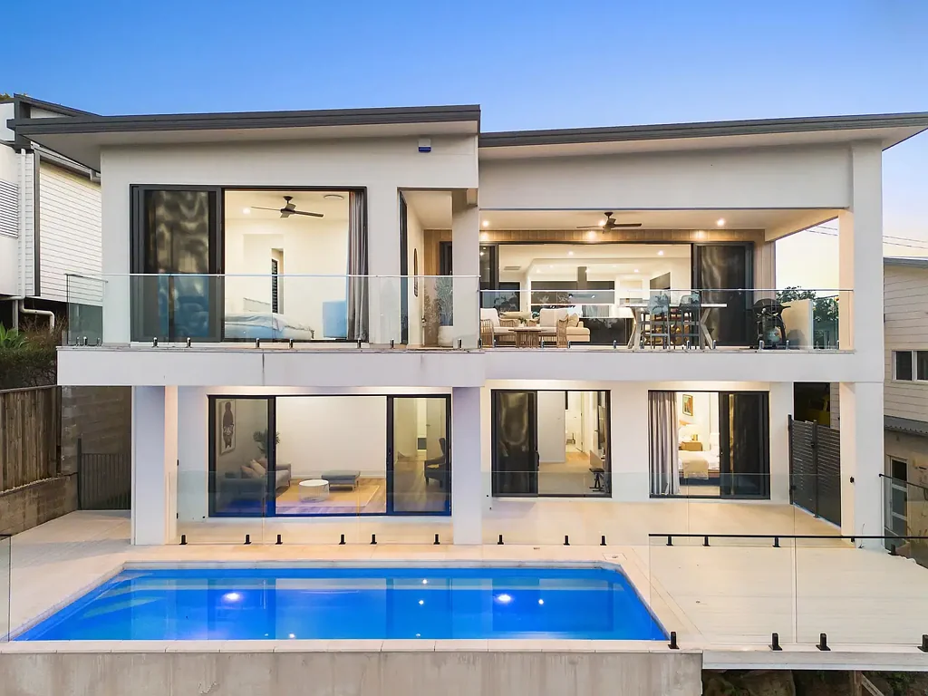 Coolangatta 4房  Near new executive home with spectacular city views