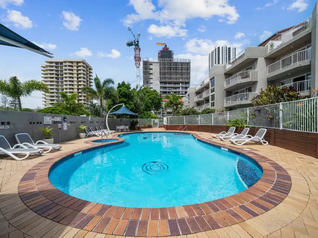 UNFURNISHED - WALK TO THE BEACH, CAFES, RESTAURANTS, G - LINK.